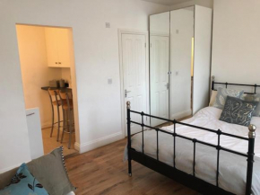 Self-contained Studio near Heathrow - 77VFR1